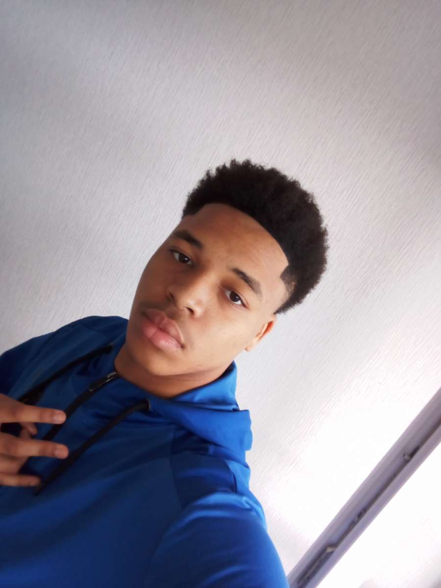 Profil de Hillal, 22 ans, Gay cruising à Münchenwiler