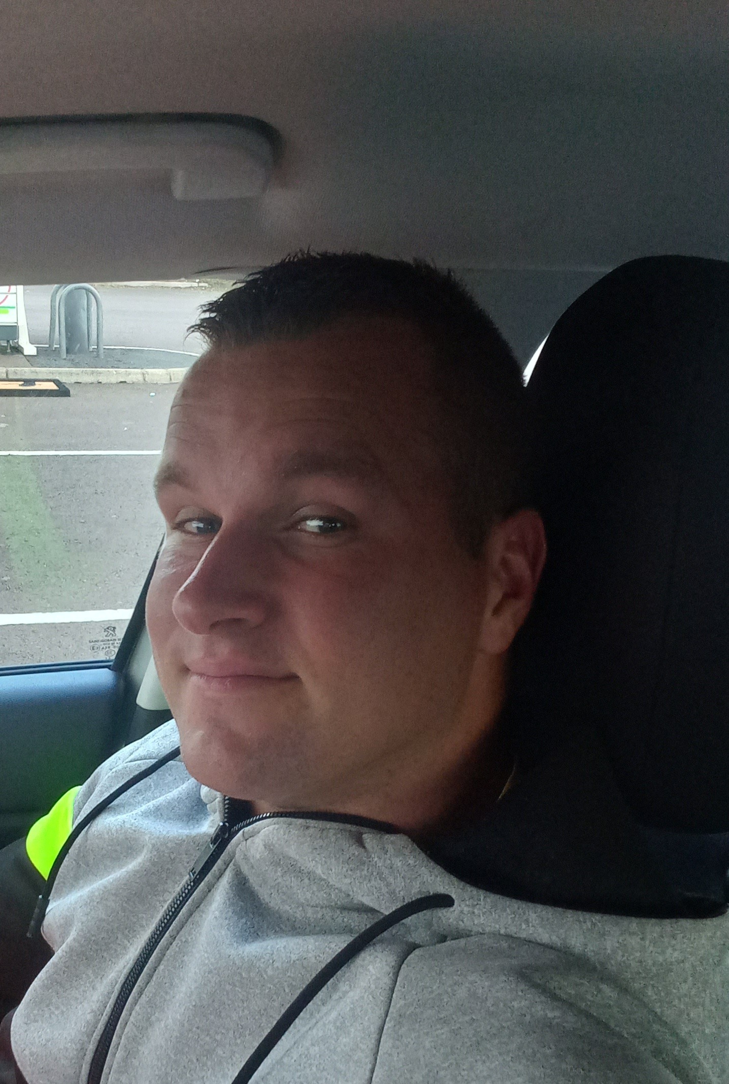 Profil de Landon, 27 ans, Gay cruising à Grossaffoltern