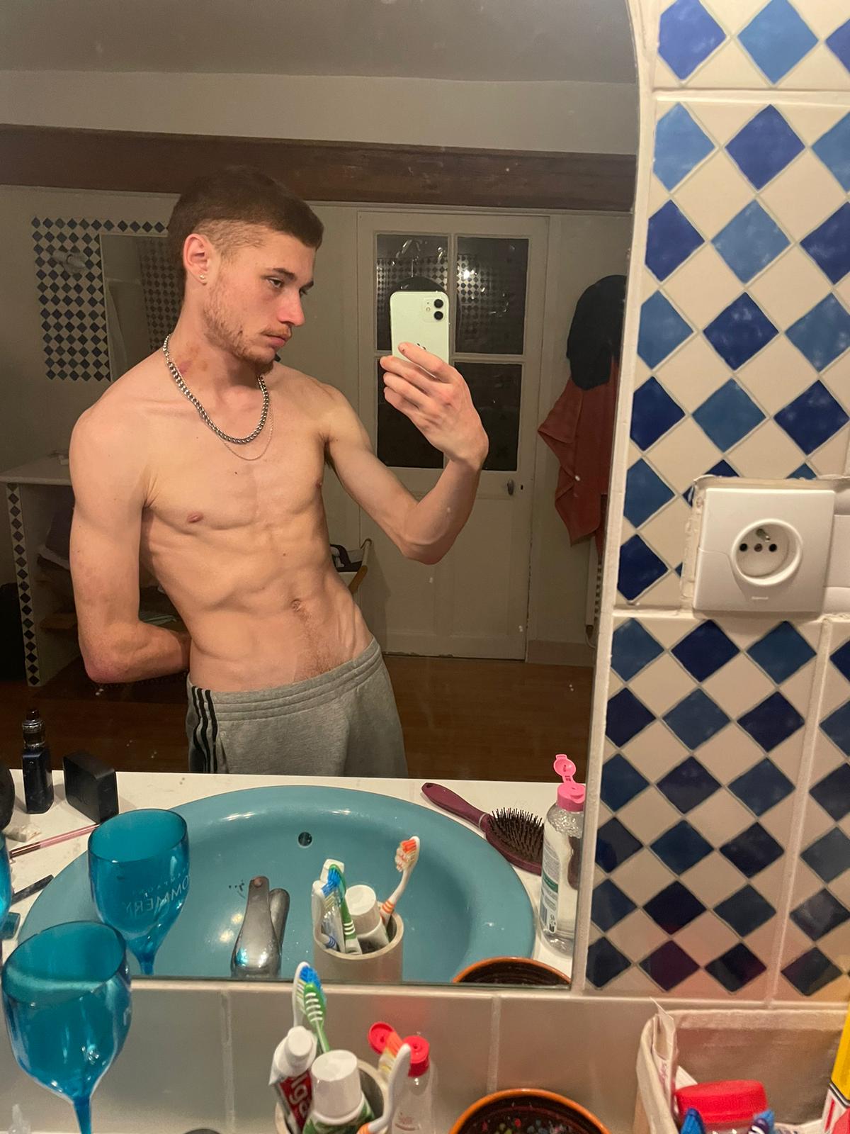 Profil de Amari, 21 ans, Gay cruising à Paudex