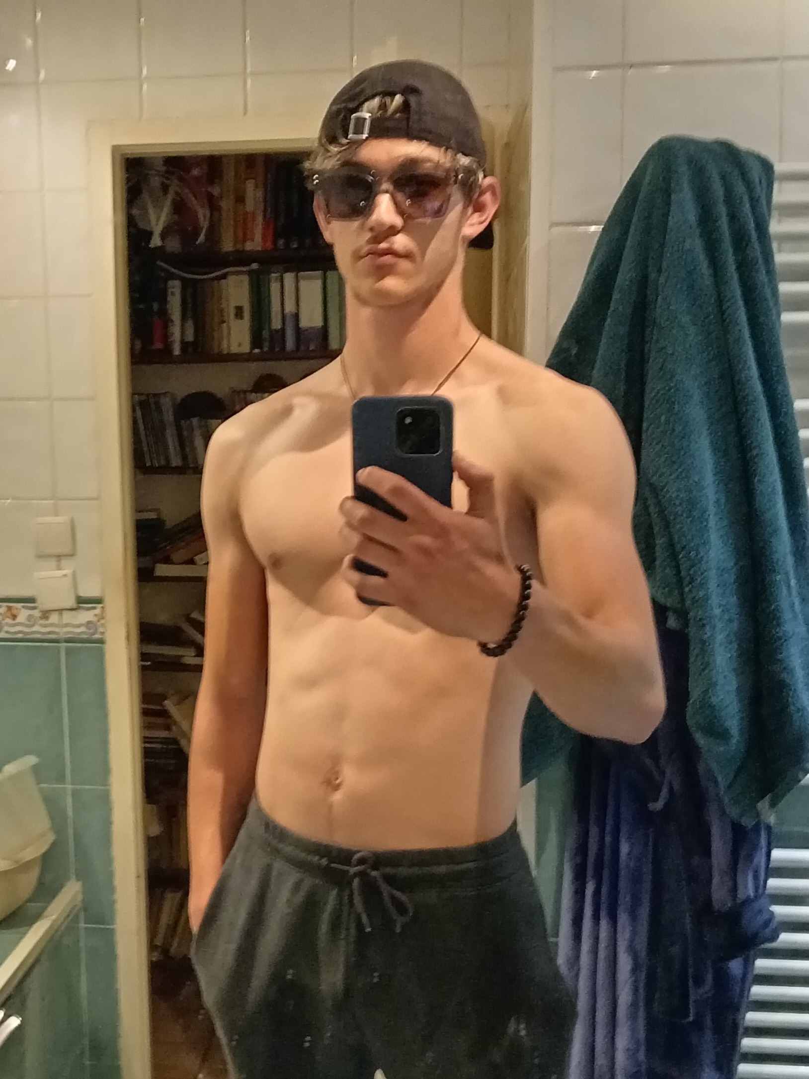 Profil de Hassen, 20 ans, Gay cruising à Syens