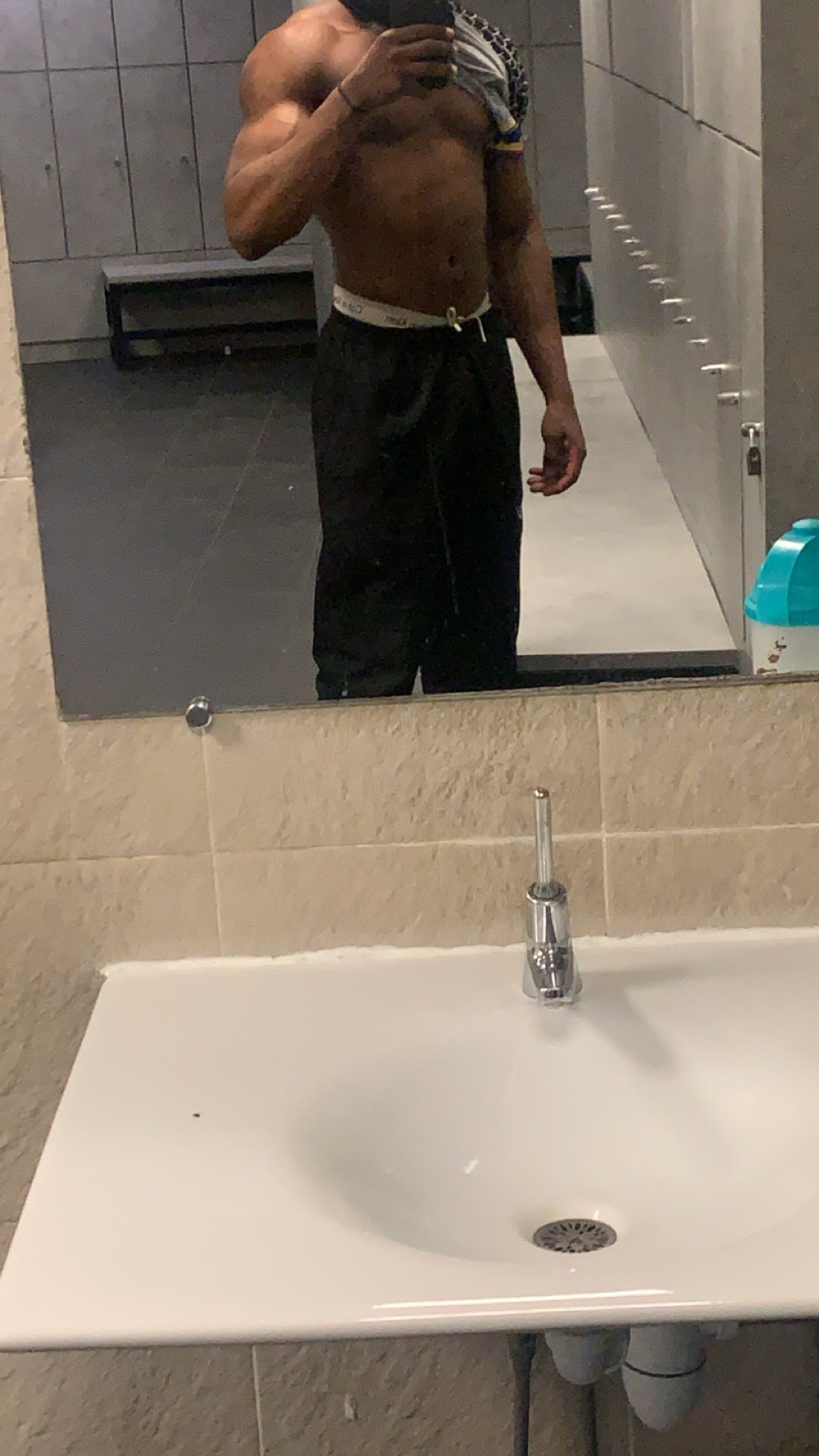 Profil de Bonnet, 23 ans, Gay cruising à Zinal