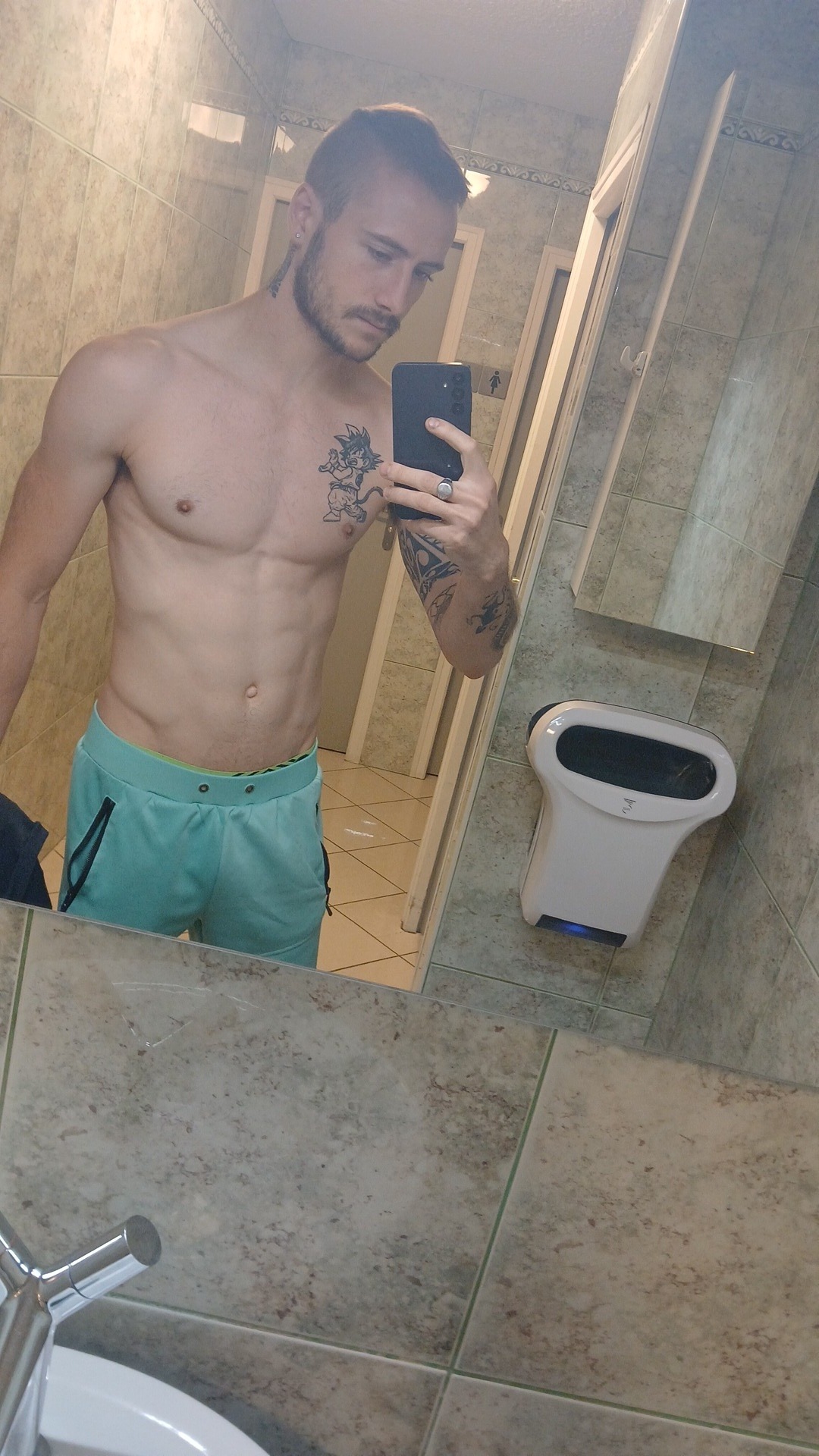 Profil de Yves-alexandre, 22 ans, Gay cruising à Albligen